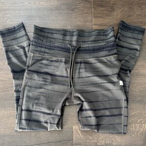 Vuori Daily Legging - Dark Oregano Shibori Stripe size Medium